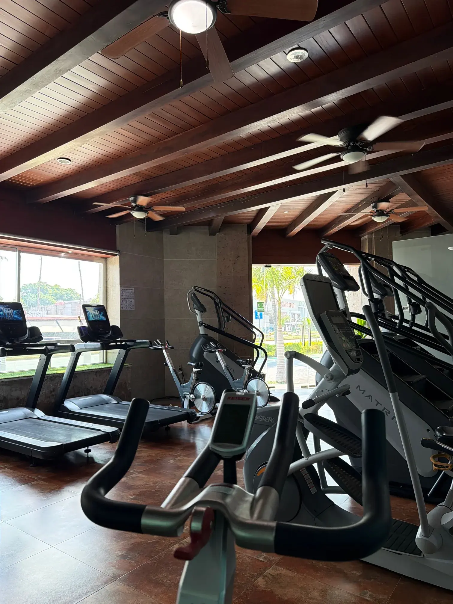 Zona de cardio con caminadoras y elípticas en Thunder Gym