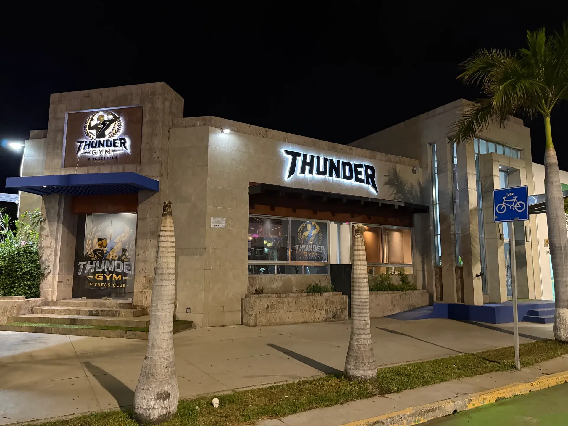 Letrero exterior de Thunder Gym iluminado durante la noche