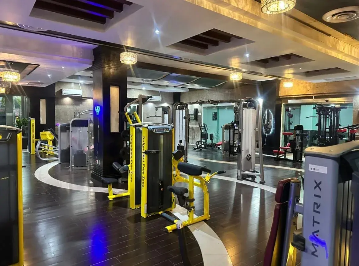 Panorámica de las estaciones del piso de Thunder Gym