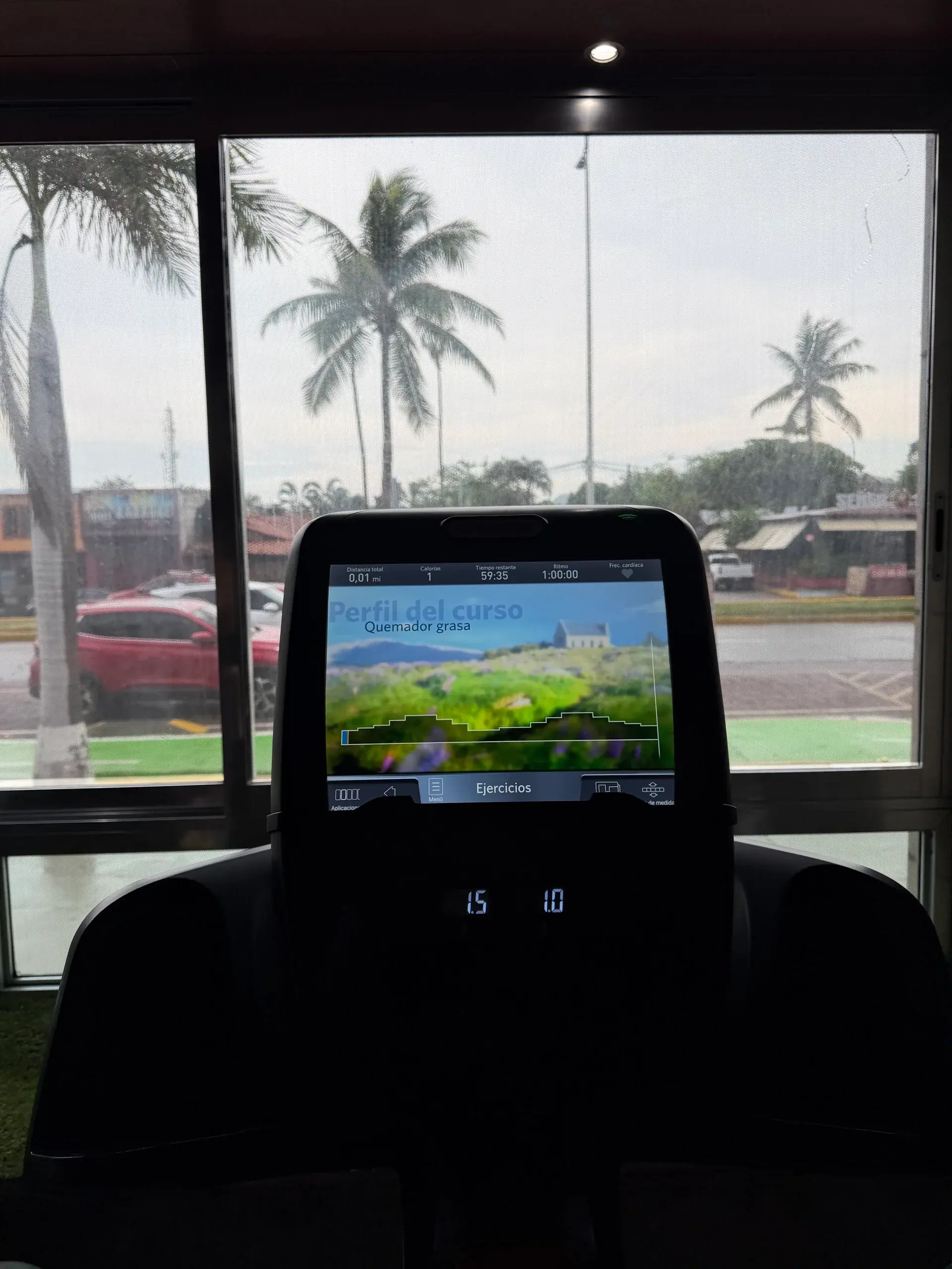 Pantalla informativa dentro de las instalaciones de Thunder Gym
