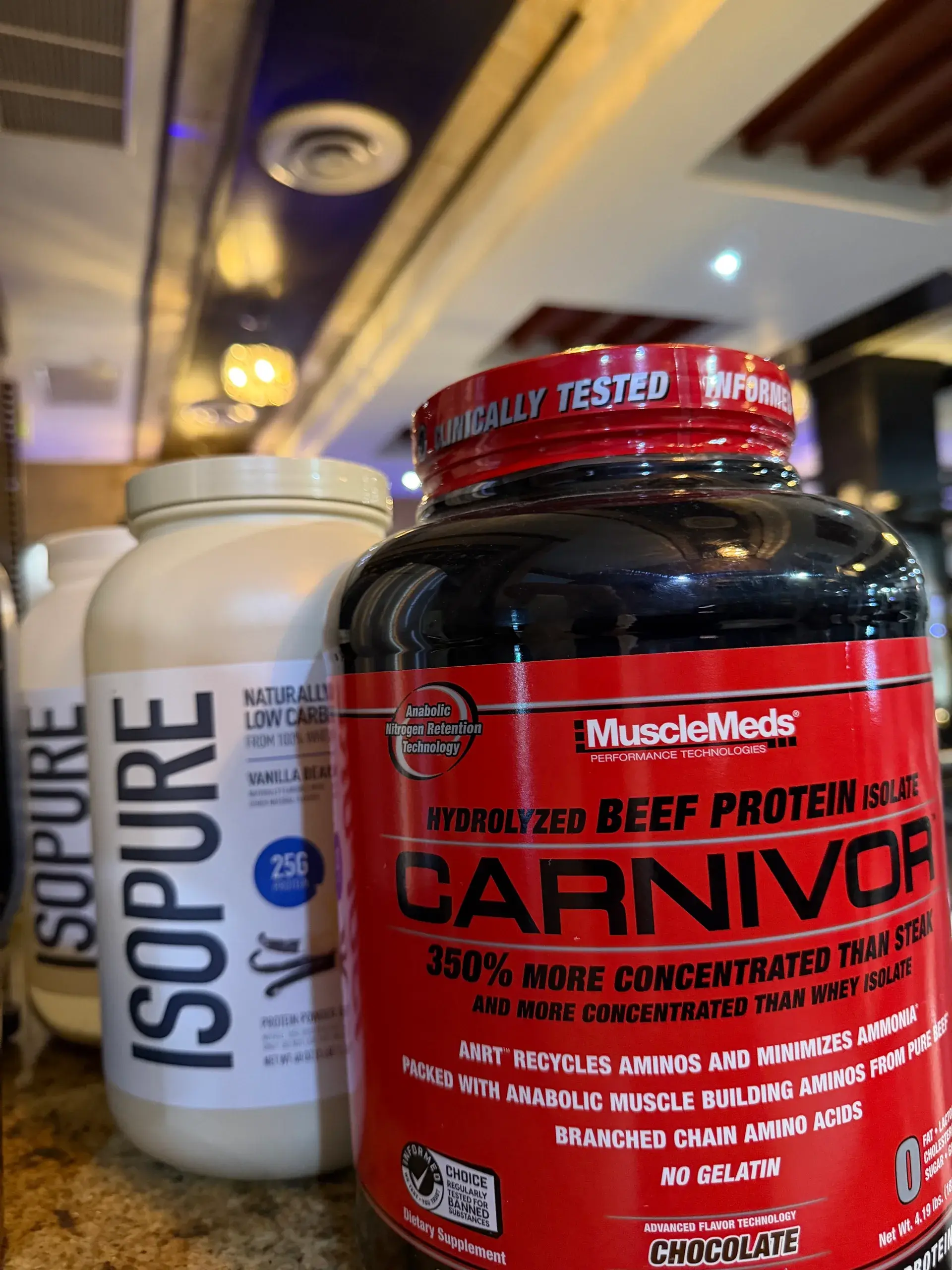 Detalle de productos y suplementos en el mostrador de Thunder Gym