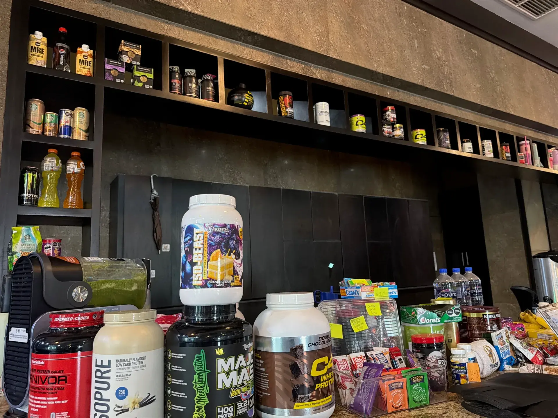 Exhibición de suplementos disponibles en Thunder Gym