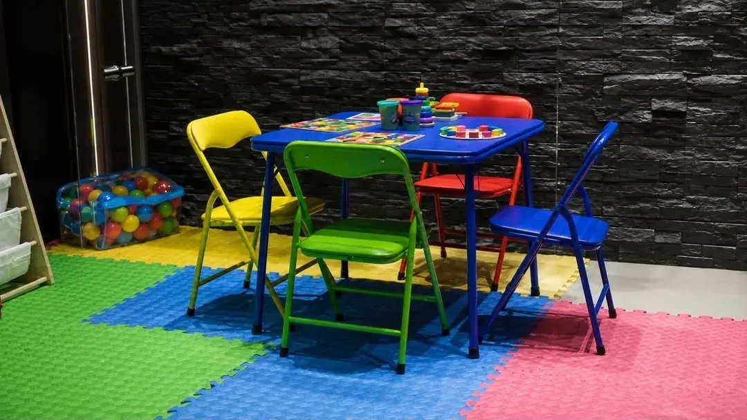 Área Thunder Kids con mesa de actividades y juegos